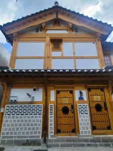 Το κτήριο όπου στεγάζεται  η βίλα