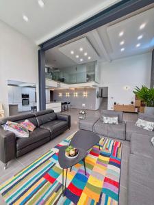 Η κουζίνα ή μικρή κουζίνα στο Villa NKH +71 φωτογραφίες