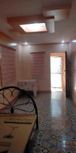 ein Zimmer mit einem Bett und einem Tisch und einem Fenster in der Unterkunft L&N house rental 