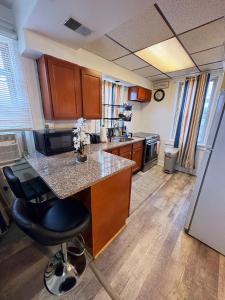 een keuken met een aanrecht en een bar. bij Natvy Alpha Suite - 3 Bedroom in Munhall