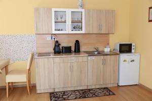 Η κουζίνα ή μικρή κουζίνα στο St. Rita Guesthouse