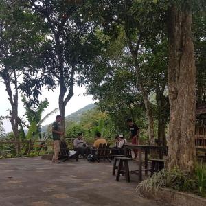 Φυσικό τοπίο κοντά σε οργανωμένο κάμπινγκ