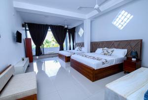 Un pat sau paturi într-o cameră la Harbour View Resort & Apartment