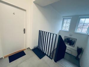 Zimmer mit einer Treppe, einer Tür und einem Fenster in der Unterkunft Apartmány Atrium in Leitmeritz