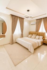 una camera da letto con un letto grande e finestre di Leeds 2 Prime One Bedroom a Lagos