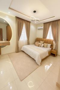 una camera da letto con un letto grande in una stanza di Leeds 2 Prime One Bedroom a Lagos