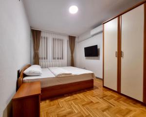 ペヤにあるEden Hostel Pejaのベッドとテレビのある寝室