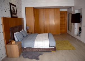 Un dormitorio con una cama grande y un televisor. en Villa Lalla Laroussa, en Kenitra 47 fotos más