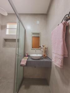 un bagno con lavandino e doccia in vetro di ROCCA Villa Boutique a Lençóis Altre 66 foto