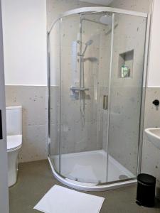 Un baño de Trim private rooms