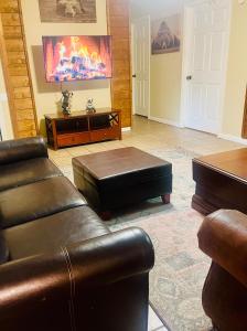 Posezení v ubytování Smoky Mountain Cabin with HOTTUB