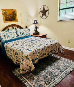 Postel nebo postele na pokoji v ubytování Smoky Mountain Cabin with HOTTUB