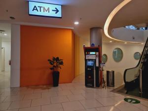 eine Geldautomat in der Lobby eines Gebäudes in der Unterkunft KLCC View City Center At Majestic residence in Kuala Lumpur + 36 Fotos