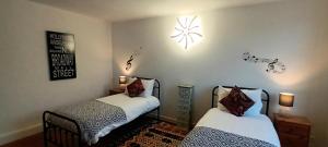 2 letti in una camera con 2 letti di Place of the Goddess a Damvillers