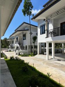 a large white house with a lot of windows at BAAN PAHK JAI by Dragon hut in Hinkong