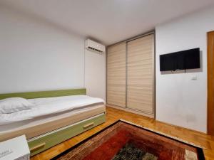 ペヤにあるEden Hostel Pejaのベッドと薄型テレビのある寝室