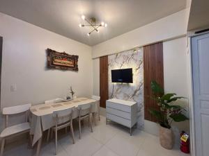 Телевизор и/или развлекательный центр в Stay-cation 150Newport Boulevard Southwing