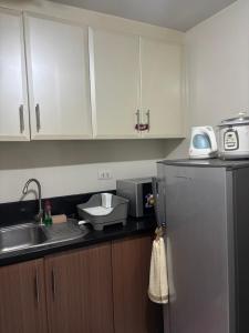 Кухня или мини-кухня в Stay-cation 150Newport Boulevard Southwing
