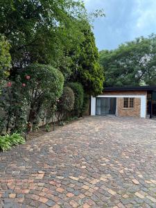 un vialetto di mattoni di fronte a un garage di Tambo Touchdown Suites a Benoni