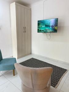 Μια τηλεόραση ή/και κέντρο ψυχαγωγίας στο Tambo Touchdown Suites +10 φωτογραφίες