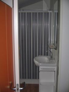 Un baño con lavabo y ducha en Camping Helios Triscina, en Triscina