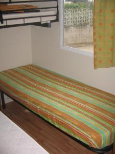 un colchón sentado en el suelo junto a una ventana en Camping Helios Triscina, en Triscina