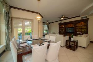 Un televizor și/sau centru de divertisment la Bella Vista 3F- 3 bdr 3 1 and a half Bath Family