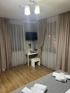 Un televizor și/sau centru de divertisment la Hotel Royal Harmony +22 fotografii