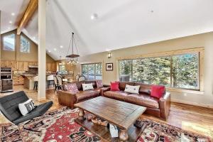 ein Wohnzimmer mit Sofa und Tisch in der Unterkunft 539 Wintoon Drive home in Mevers