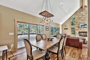 ein Esszimmer mit Tisch und Stühlen in der Unterkunft 539 Wintoon Drive home in Mevers