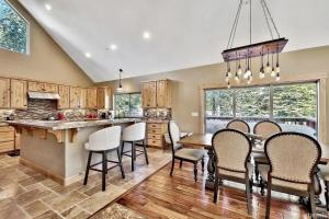 eine Küche mit Tisch und Stühlen und ein Esszimmer in der Unterkunft 539 Wintoon Drive home in Mevers