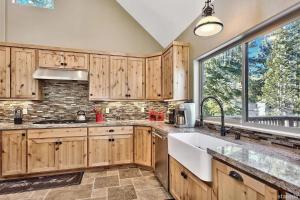 eine Küche mit Holzschränken und einem großen Fenster in der Unterkunft 539 Wintoon Drive home in Mevers