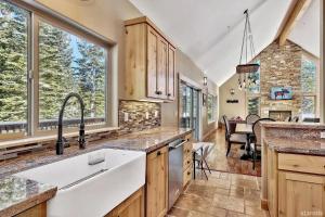 eine Küche mit einem Waschbecken und einem großen Fenster in der Unterkunft 539 Wintoon Drive home in Mevers + 11 Fotos