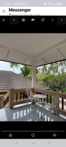 Una vista de un balcón con una mesa y sillas. en Baan WangNaKha, en Koh Samui