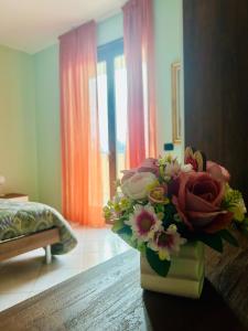 Ένα ή περισσότερα κρεβάτια σε δωμάτιο στο Your home, in a strategic location +4 φωτογραφίες