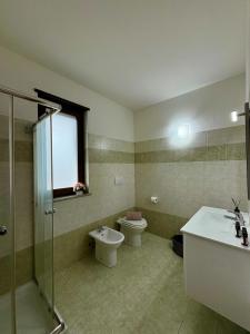 Ένα μπάνιο στο Your home, in a strategic location