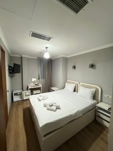 Un pat sau paturi într-o cameră la Hotel Royal Harmony