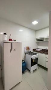 阿雷贝贝14 Bis Hospedagem的一间带冰箱和炉灶的小厨房