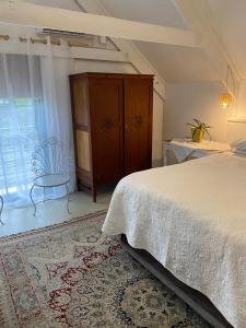 艾伯特王子镇Ta Mala's Cottage的一间卧室配有床、橱柜和地毯 更多78张照片