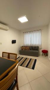 阿雷贝贝14 Bis Hospedagem的带沙发和窗户的客厅