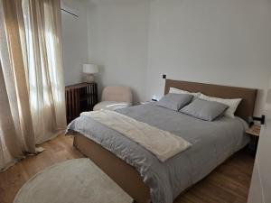 a bedroom with a large bed and a chair at Sweet Dreams Olivares in Talavera de la Reina