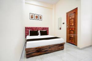 Ένα ή περισσότερα κρεβάτια σε δωμάτιο στο Hotel White House