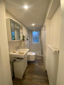 Et badeværelse på Modernes Apartment in der Nähe zum Casino