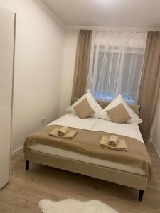 En eller flere senge i et værelse på Modernes Apartment in der Nähe zum Casino