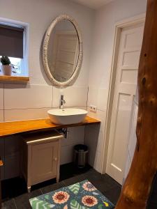 WieselBij Boom的浴室里有洗手池和镜子