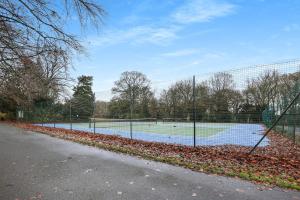 a tennis court with leaves on the ground at Entire Home- Parking - Fibre Broadband - Air Fryer - Big TV - 4 bedrooms - 8 guests in Elswick