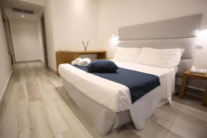 A bed or beds in a room at Relais Manfredi