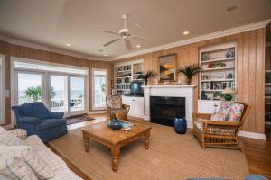 een woonkamer gevuld met meubels en een open haard bij Alvarez II in Edisto Island