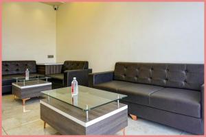una sala de espera con sofás, una mesa y sillas en Chakra Tirtha Road Moon Rise Residency Near Jagannath Temple And Fully Air conditione-# Free Wifi And Room Service #Budget Class Best Hotel IN Puri, en Puri