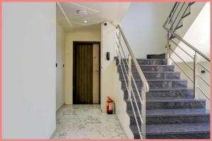 una escalera en una casa con escaleras moradas en Chakra Tirtha Road Moon Rise Residency Near Jagannath Temple And Fully Air conditione-# Free Wifi And Room Service #Budget Class Best Hotel IN Puri, en Puri